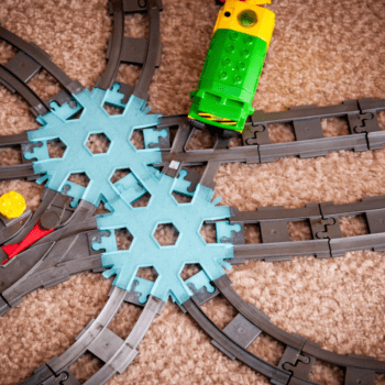 Duplo hexagon railroad crossing